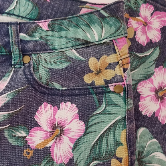 forever 21 floral print medium wash  jeans AB6 - Picture 3 of 5